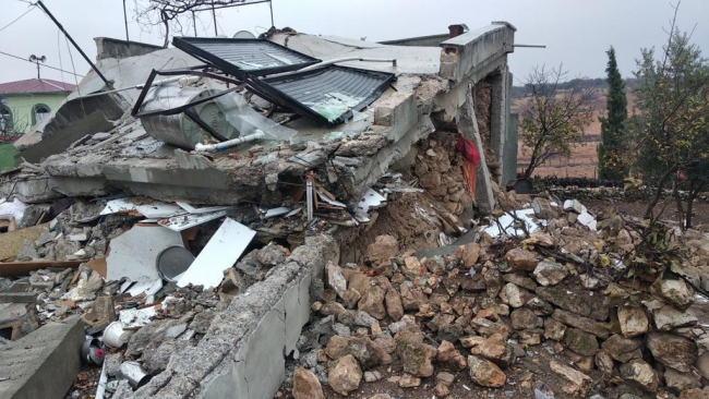 Tüpten sızan gaz bomba gibi patladı: Ev yıkıldı